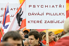 Antipsychiatrická demonstrace CCHR (scientologické Občanské komise pro lidská práva)