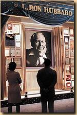 Hubbardův obraz v hale.