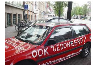 Scientology pay back - "reklama" na autě před holandským centrem scientologů.