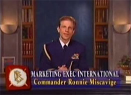 Ronnie Miscavige přednáší o scientologické kampani.